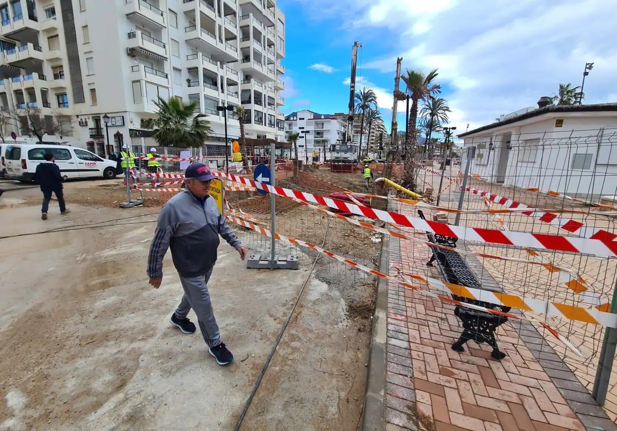 The work is taking place under the Rey de España promenade.