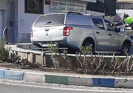 The crashed vehicle sits inside the water feature on the roundabout in Las Lagunas de Mijas.