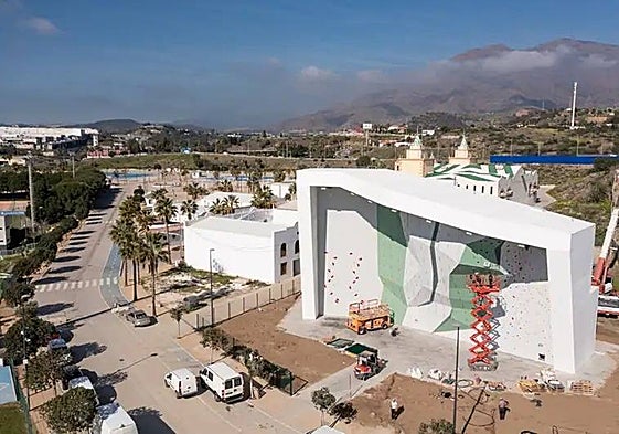 Work is progressing on Estepona's outdoor climbing wall.