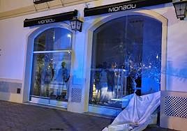 Thieves make off with designer-label clothes during early morning raid on Plaza Mayor store