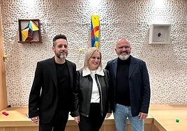 The artist with Fuengirola mayor Ana Mula and the COE of Hotel Higuerón.
