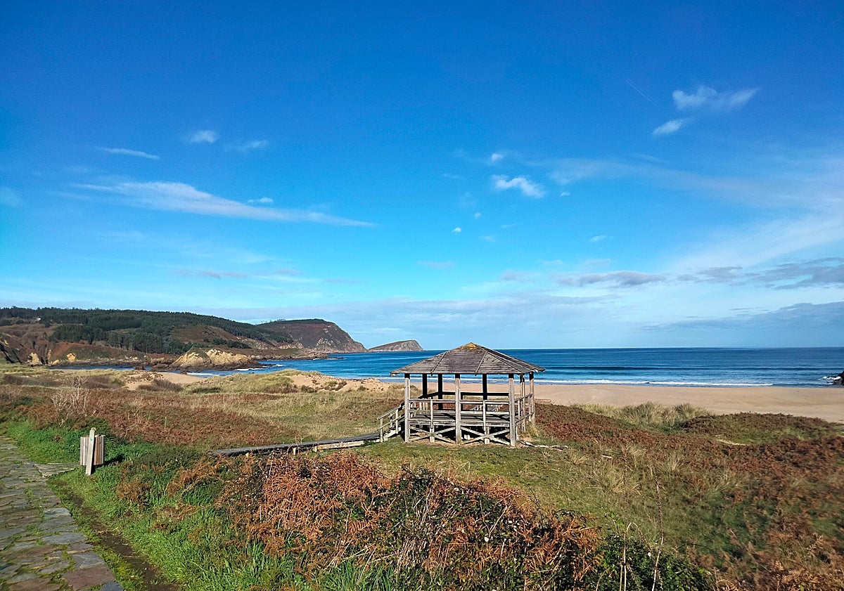 Imagen principal - The 'bagpipe beach'; Pablo in his favourite gazebo for practising; a Galician gaita.
