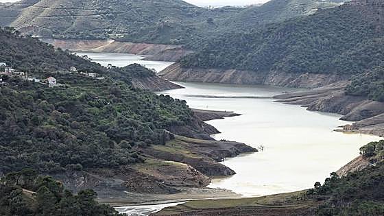 The weekend rain makes its mark in the reservoirs of Malaga province, in pictures