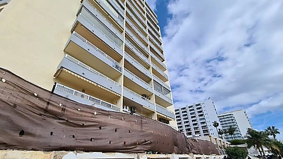 Squatters add to problems of troubled seafront apartment block in Benalmádena