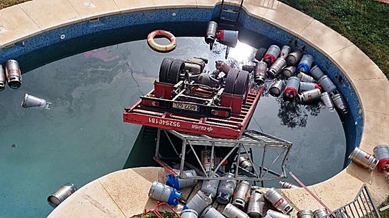 Out-of-control lorry fully loaded with gas cylinders crashes into Costa del Sol community swimming pool