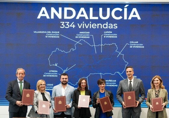 Minister for development Rocío Díaz at the signing of the agreements with the minister for the construction of housing.
