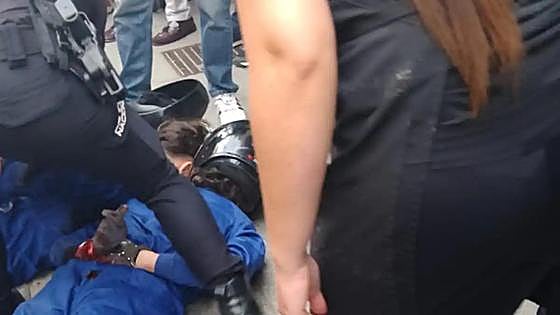 Video: This is the moment residents of a Spanish town stopped thieves escaping on a motorbike after jewellery shop raid