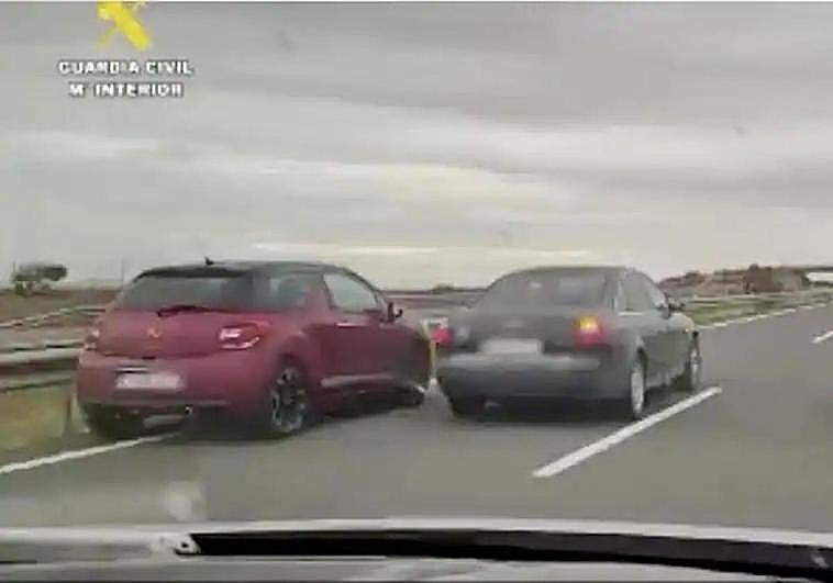 Video: driver caught trying to stop other vehicles from overtaking on motorway in Spain
