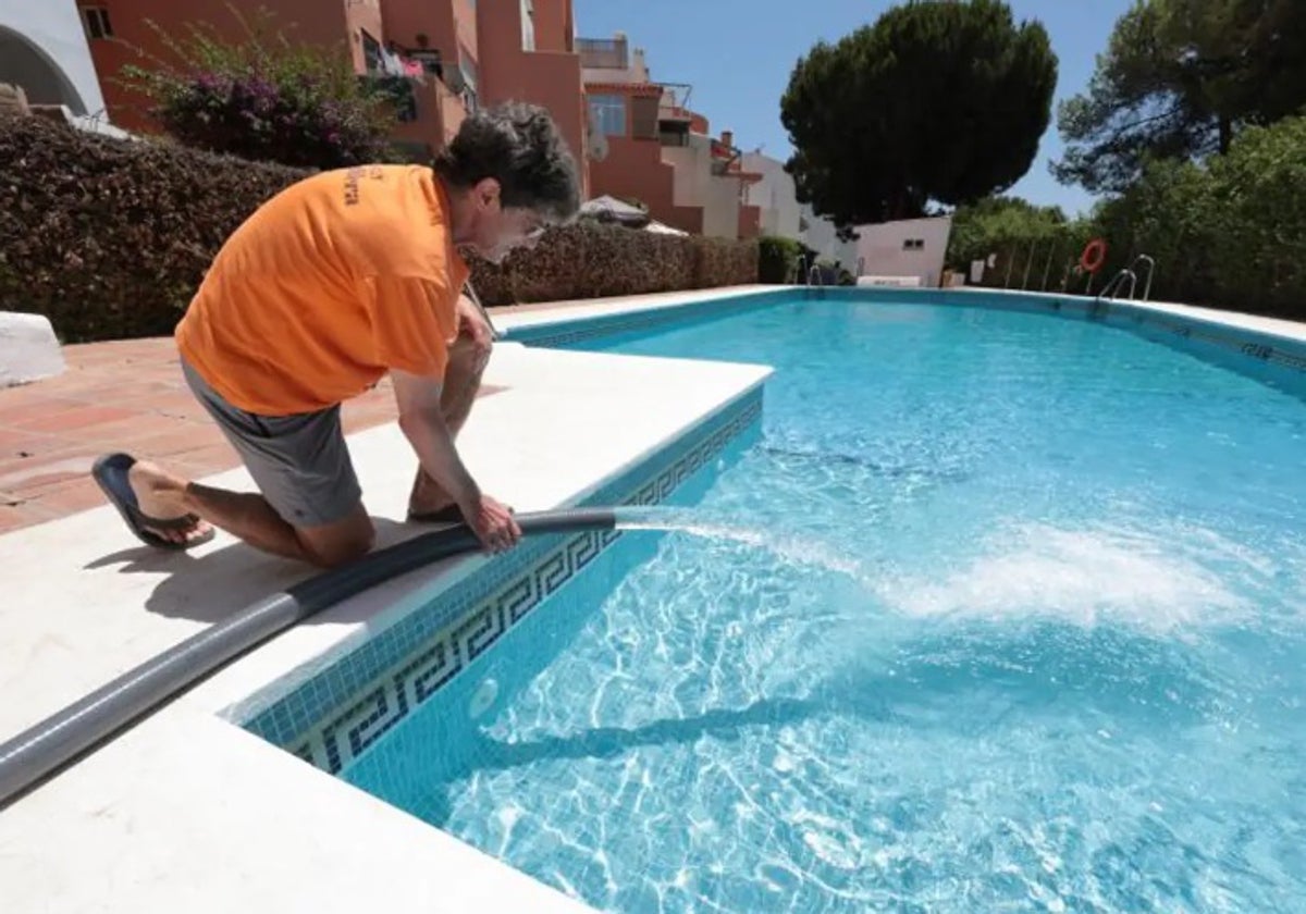 Can community swimming pools be filled with water from tanker lorries in Malaga and on the Costa del Sol?