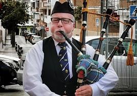 Bagpiper Leslie Thomson.