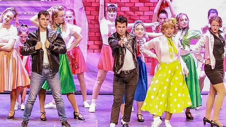 Curtain rises on the summer nights of the 50s at Salón Varietés
