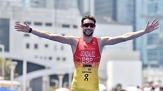 Malaga triathlete makes history with victory in Hong Kong