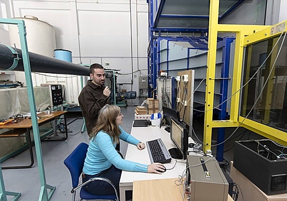 Paloma Gutiérrez, in the foreground, in the wind tunnel test area of the UMA School of industrial engineering.