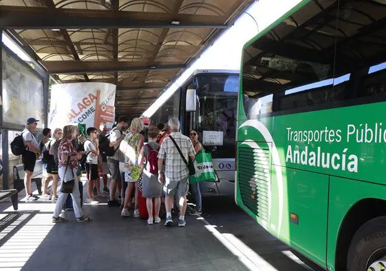 One of the consortium's interurban bus services picks up passengers at Muelle Heredia.