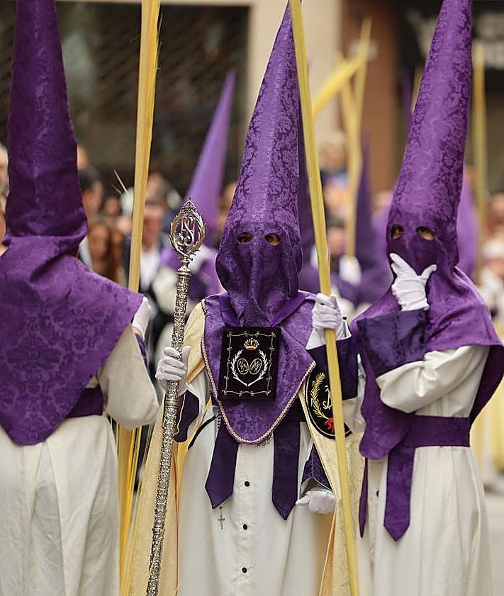 Imagen secundaria 2 - Marbella’s Palm Sunday images stayed indoors (top), Antonio Banderas consoled members of his brotherhood (bottom left); Penitents during a procession (bottom right).