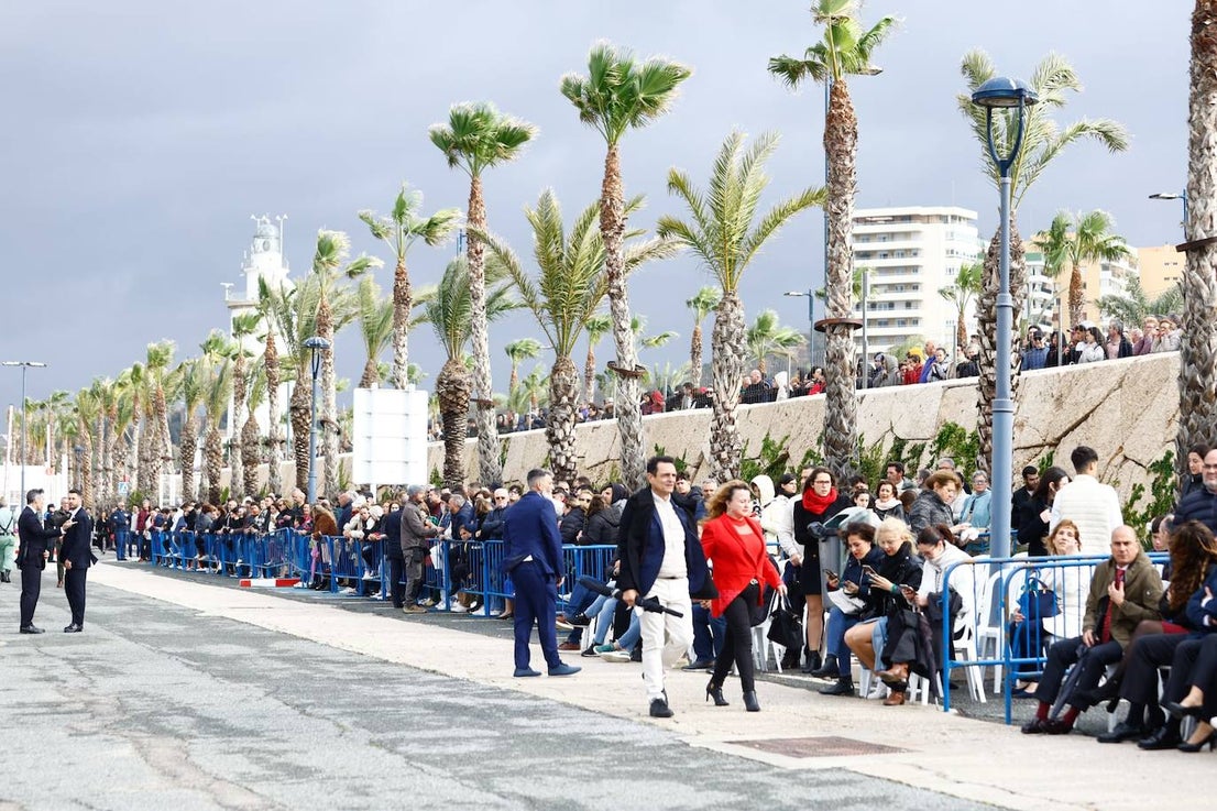 In video and pictures, the disembarkation of the Spanish Legion in Malaga port and their emotional transfer of the Cristo de Mena