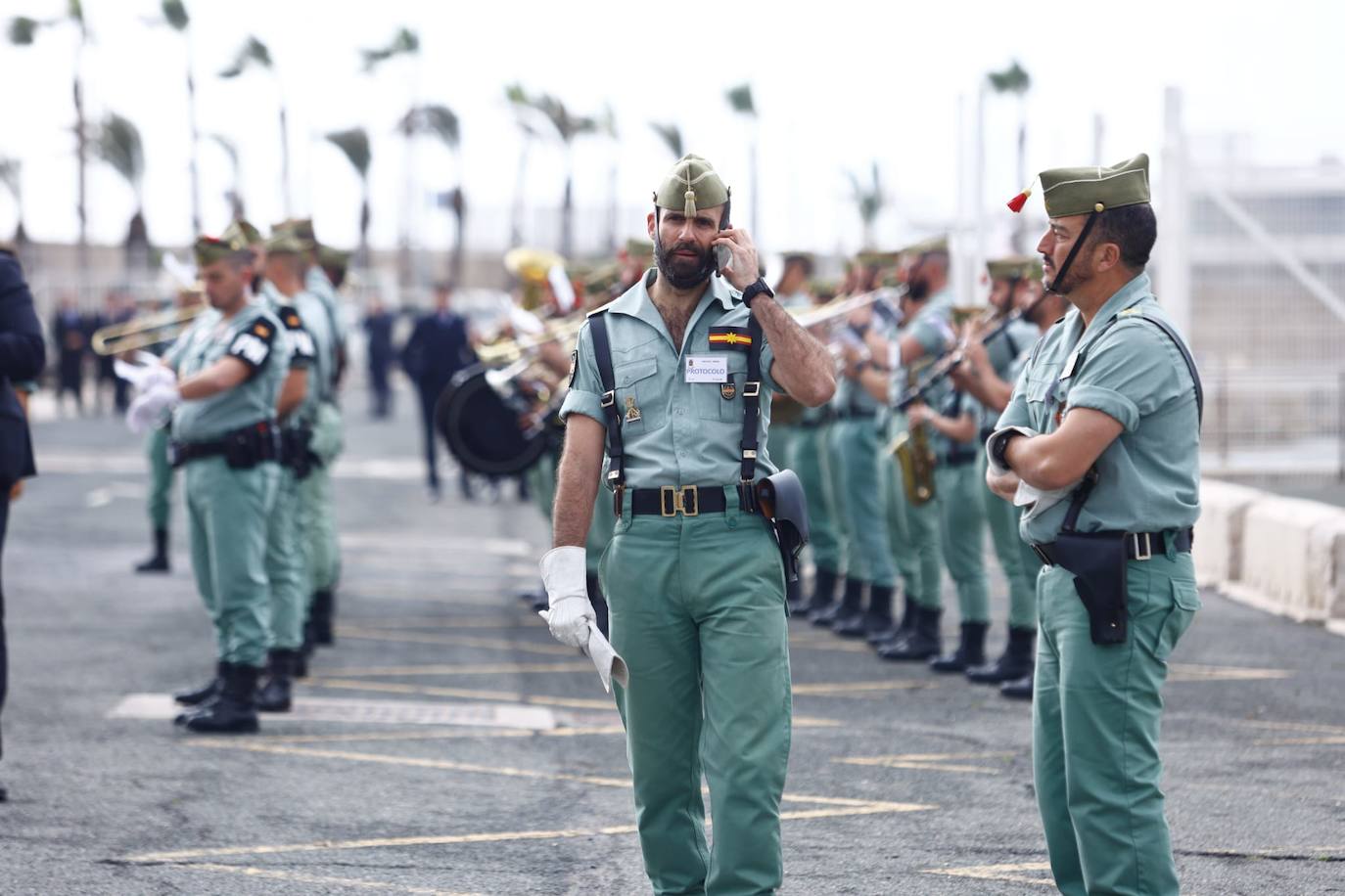 In video and pictures, the disembarkation of the Spanish Legion in Malaga port and their emotional transfer of the Cristo de Mena
