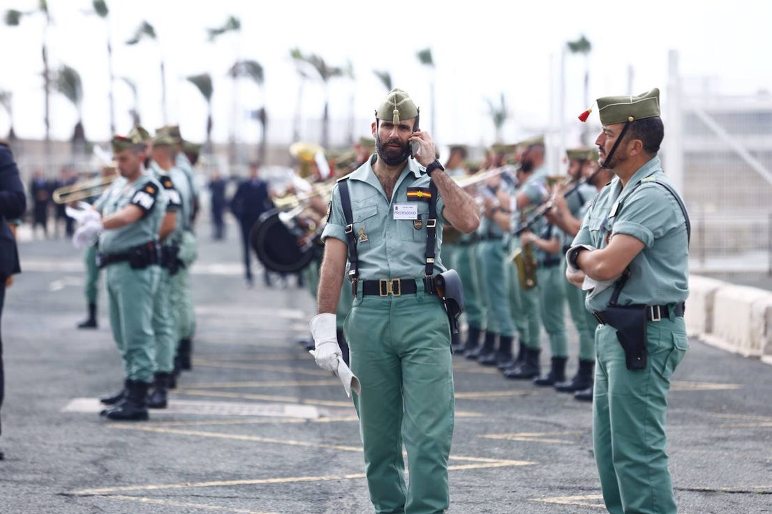 In video and pictures, the disembarkation of the Spanish Legion in Malaga port and their emotional transfer of the Cristo de Mena