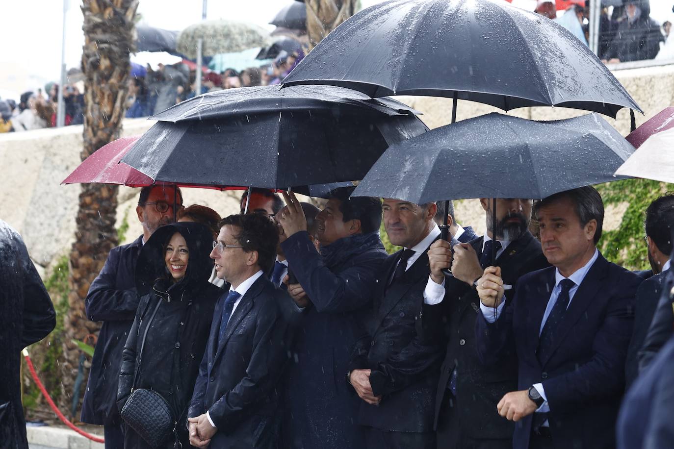 In video and pictures, the disembarkation of the Spanish Legion in Malaga port and their emotional transfer of the Cristo de Mena