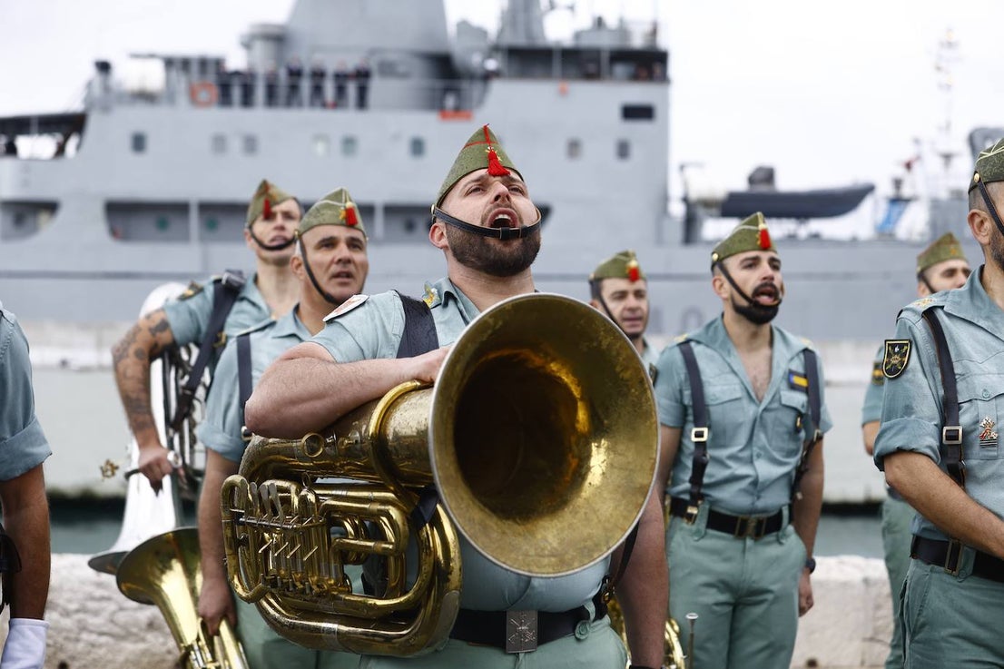In video and pictures, the disembarkation of the Spanish Legion in Malaga port and their emotional transfer of the Cristo de Mena
