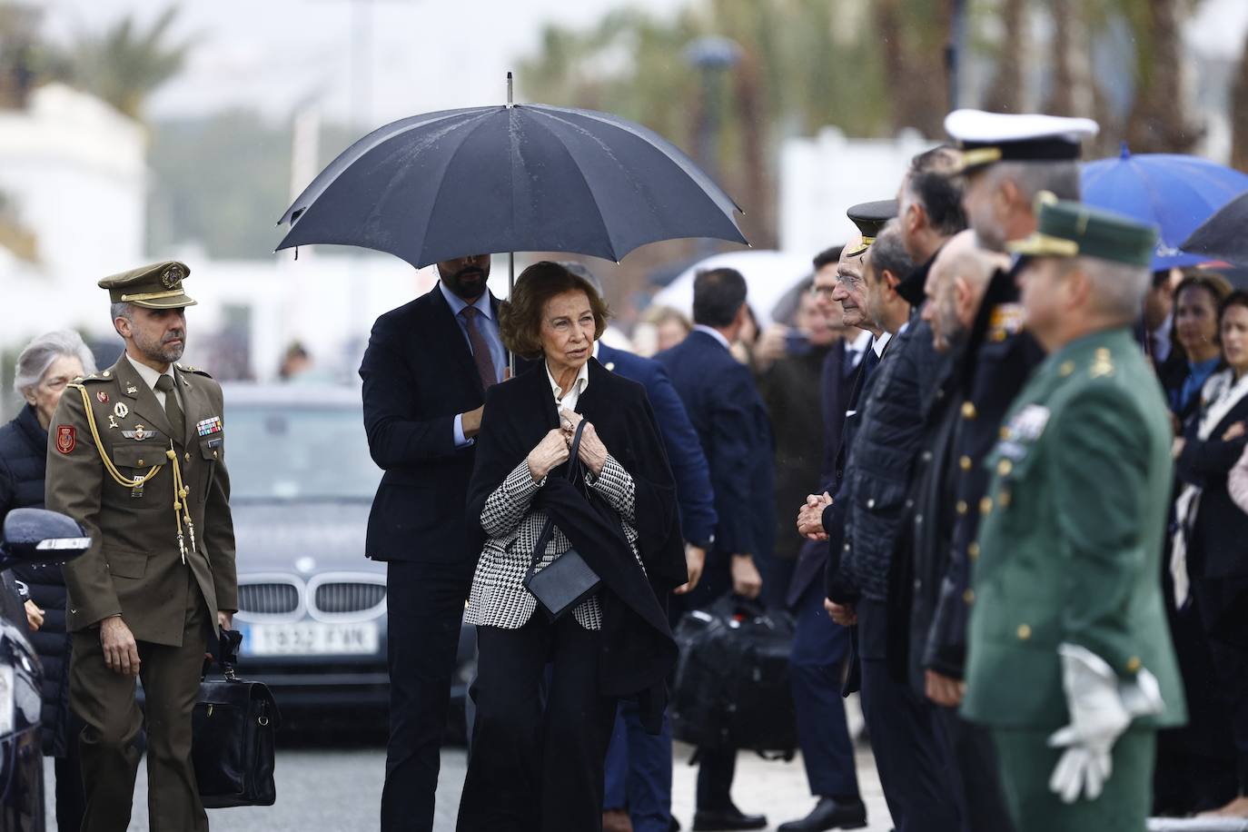 In video and pictures, the disembarkation of the Spanish Legion in Malaga port and their emotional transfer of the Cristo de Mena