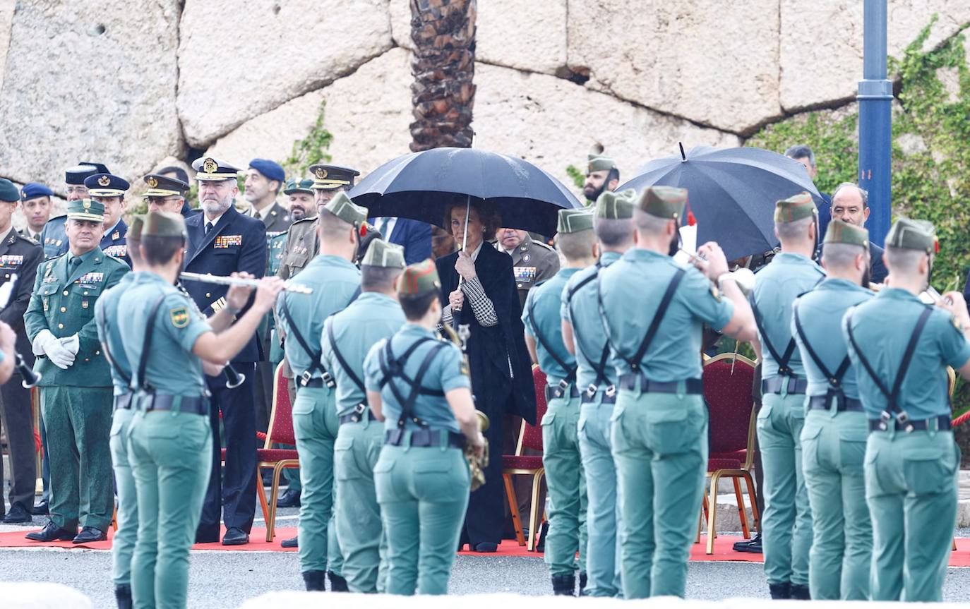 In video and pictures, the disembarkation of the Spanish Legion in Malaga port and their emotional transfer of the Cristo de Mena