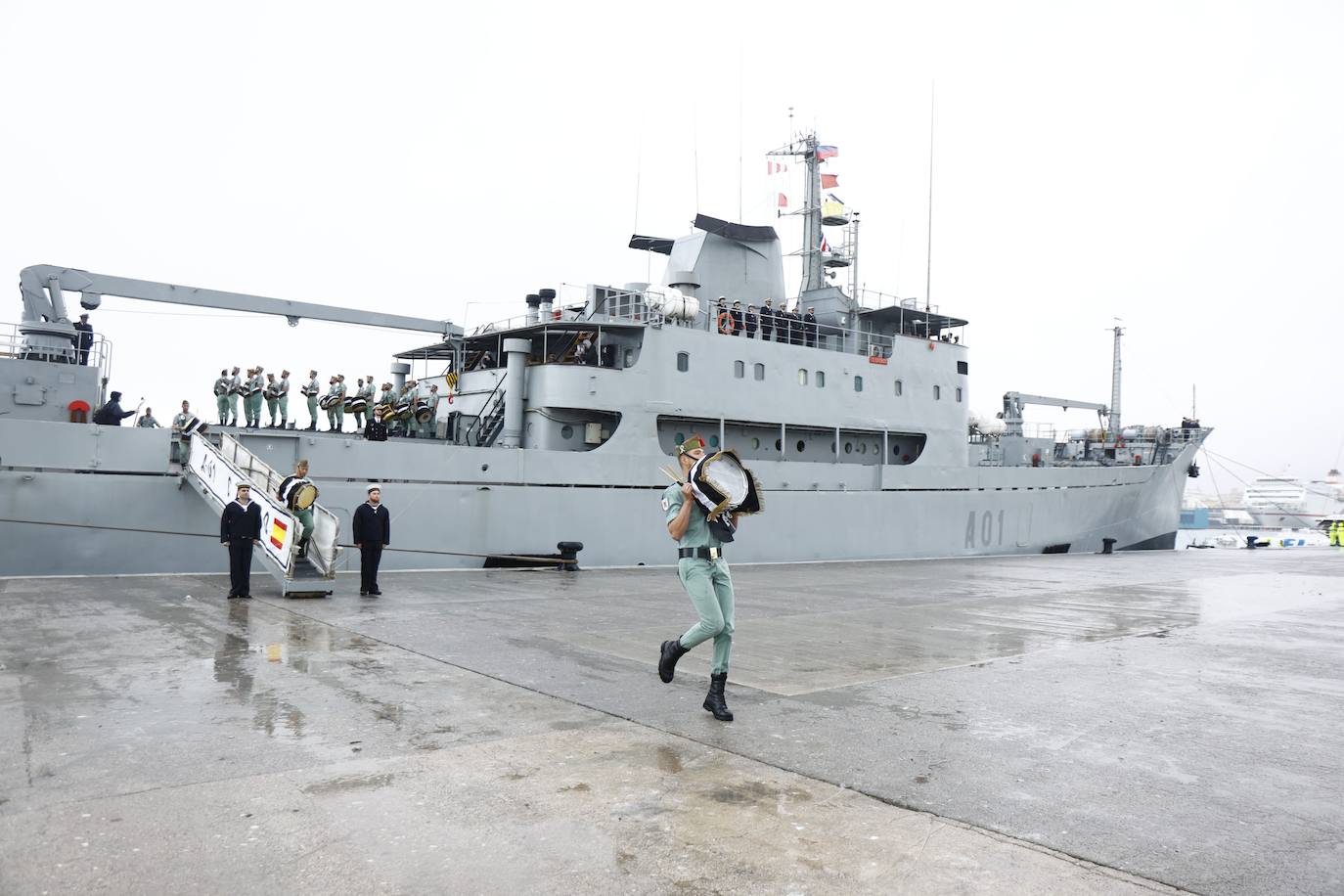 In video and pictures, the disembarkation of the Spanish Legion in Malaga port and their emotional transfer of the Cristo de Mena