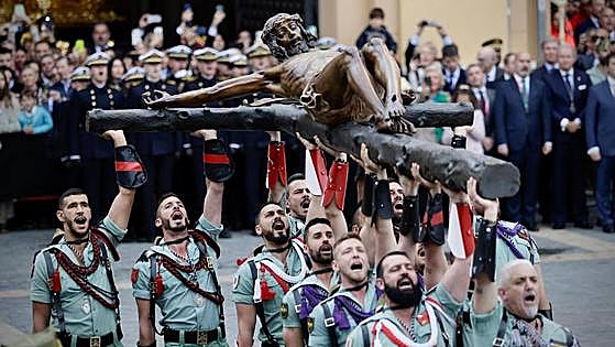 In video and pictures, the disembarkation of the Spanish Legion in Malaga port and their emotional transfer of the Cristo de Mena