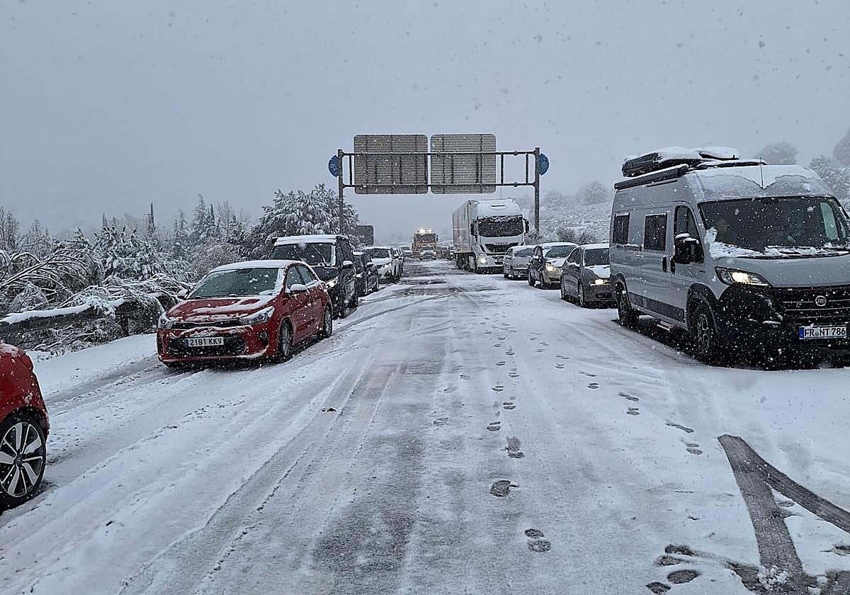 Imagen principal - In pictures: Motorway in south of Spain closed by DGT after heavy snowfall in Granada