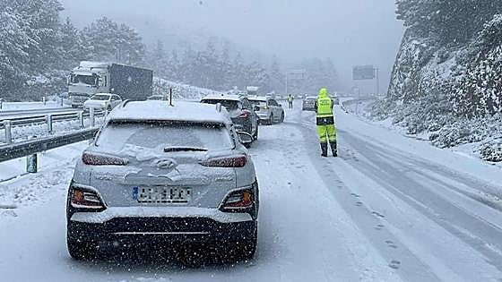 In pictures: Motorway in south of Spain closed by DGT after heavy snowfall in Granada