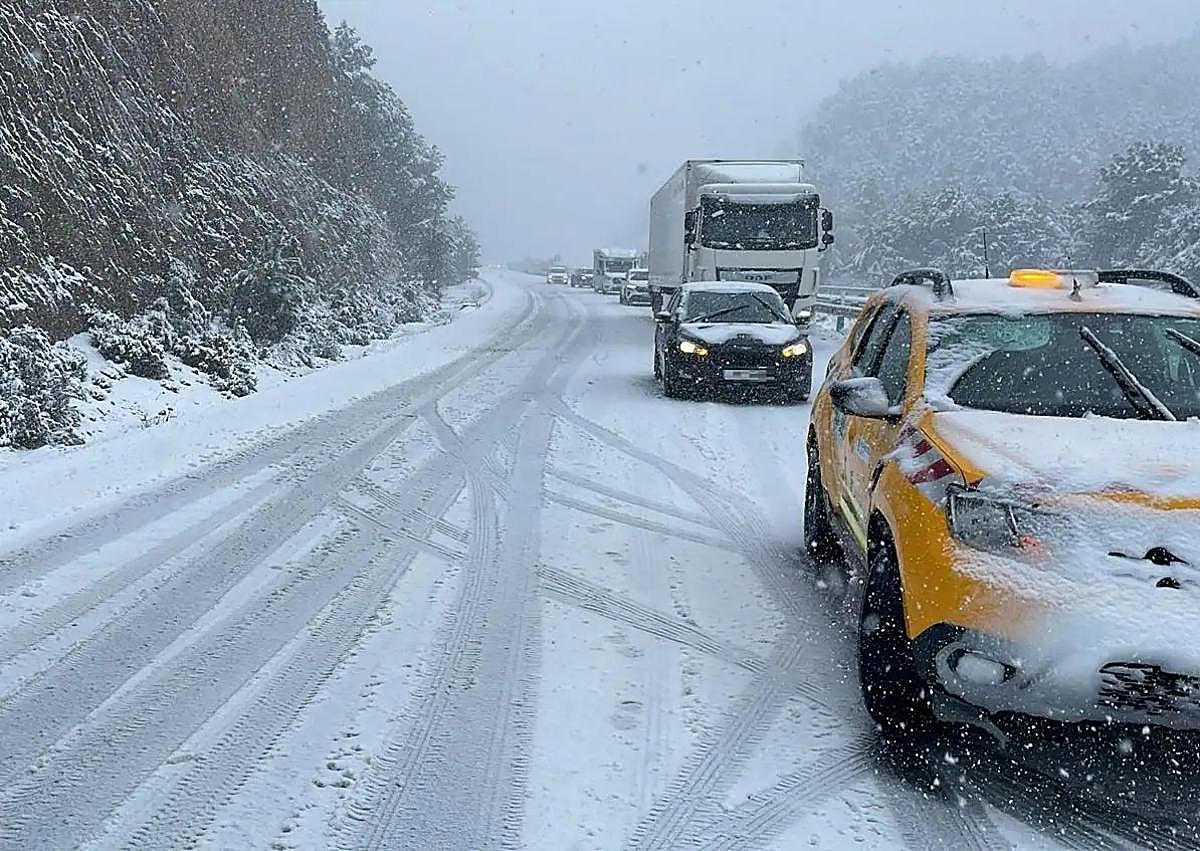Imagen secundaria 1 - In pictures: Motorway in south of Spain closed by DGT after heavy snowfall in Granada