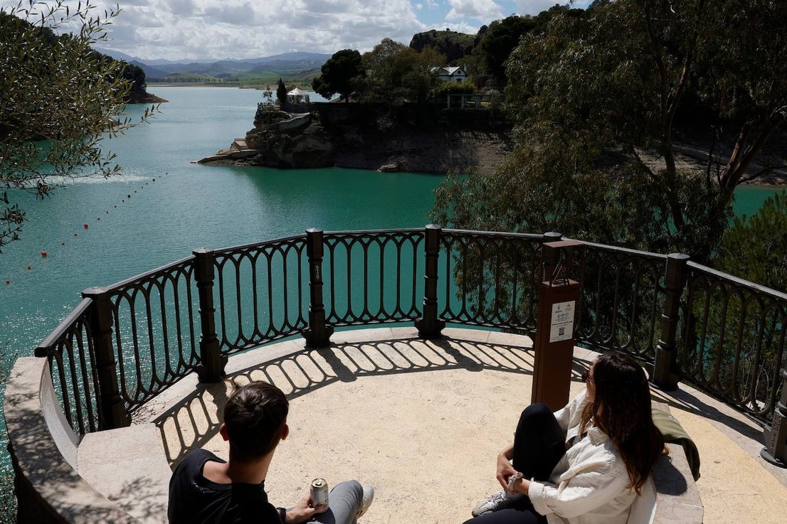 A couple enjoys one of the Conde's viewpoints.