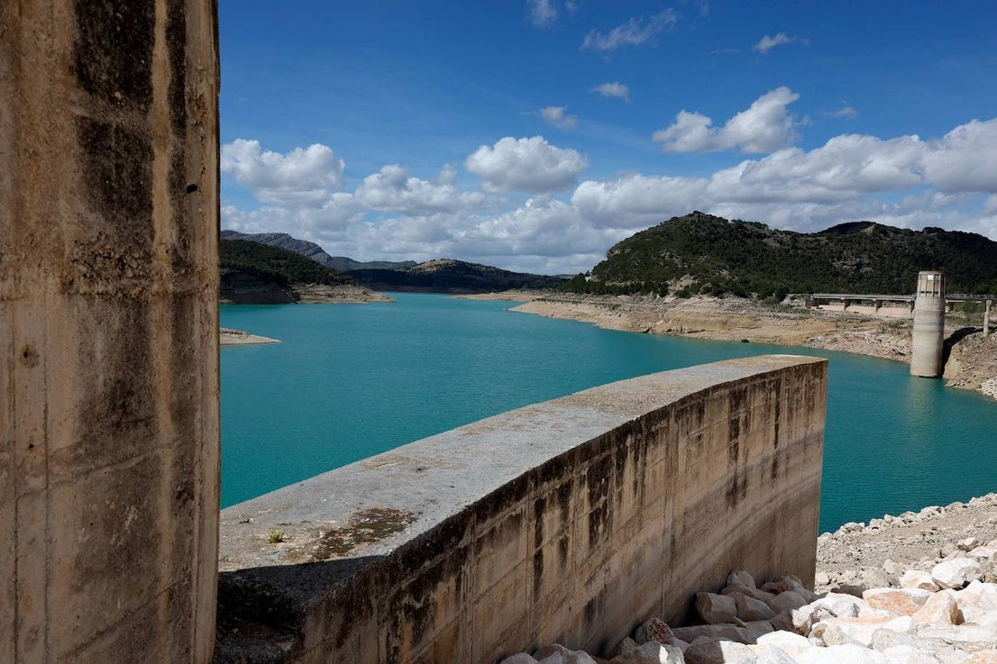 Guadalteba reservoir infrastructure, with the measuring tower on the right.