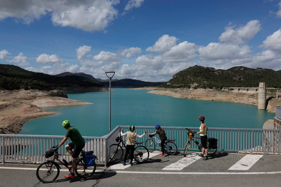 A family enjoys the views of the reservoir, with its turquoise water.