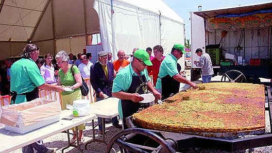 2,000 eggs and 500 kilos of asparagus: village in south of Spain aims to crack omelette world record
