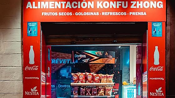 This the 'secret' bar in Granada that is hidden behind a vending machine frontage