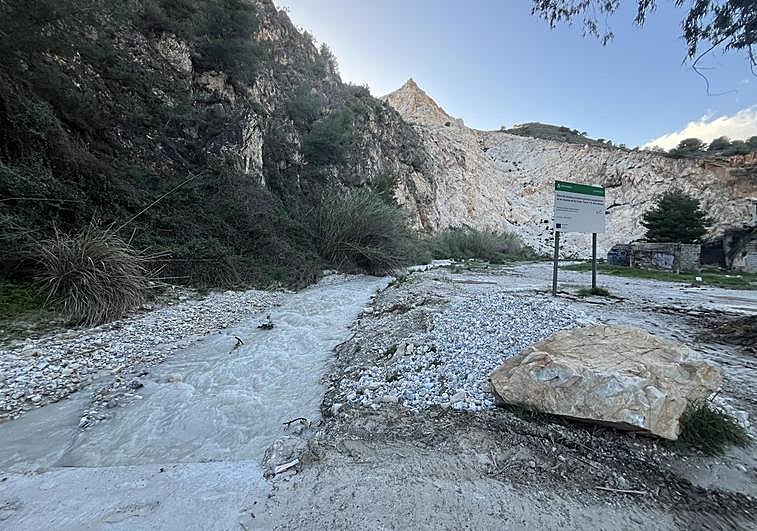 The flow of the Chíllar River on Monday, near the old Frigiliana aggregate quarry.