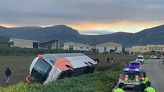 Coach full of school pupils crashes off road in north of Malaga province