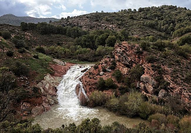 TheTurón waterfall is in El Burgo and you can get quite close to see it.