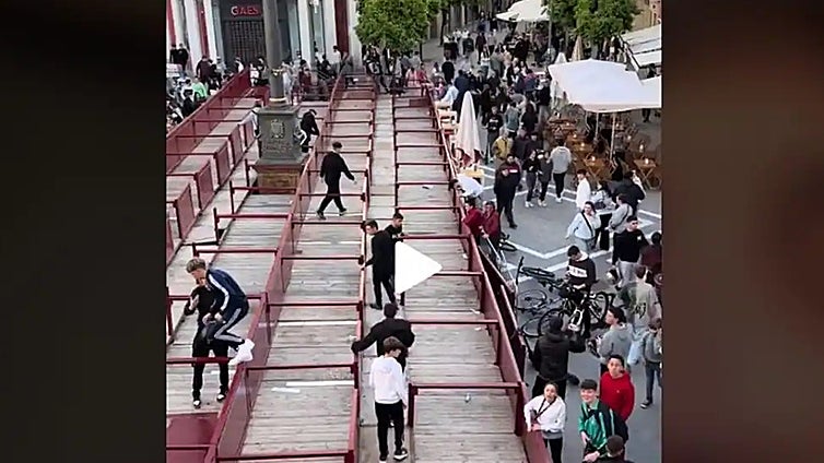 Hundreds search for money inside hidden envelopes in Andalucía in new viral TikTok challenge
