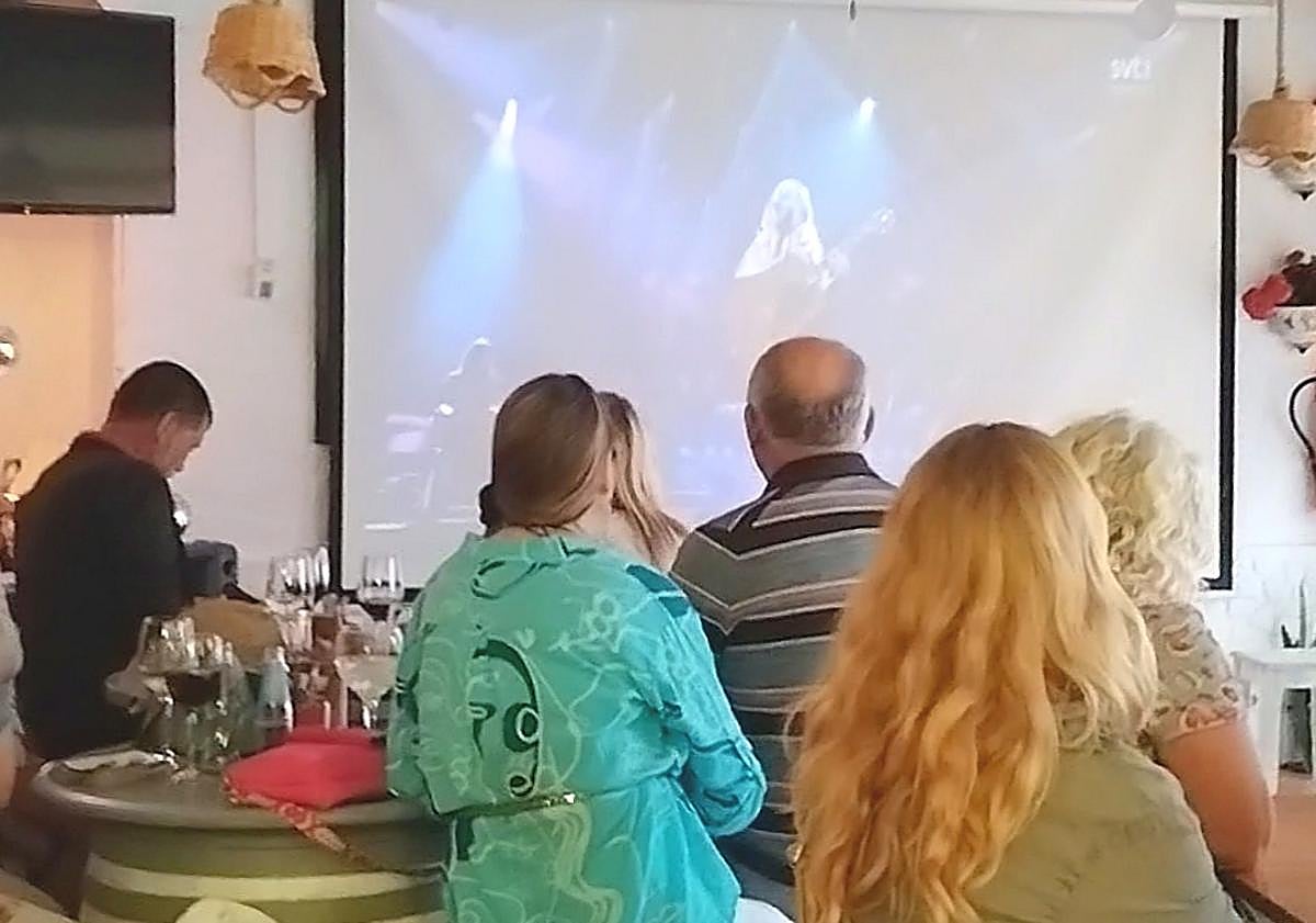 Imagen principal - Watching the show on Saturday in Nerja.