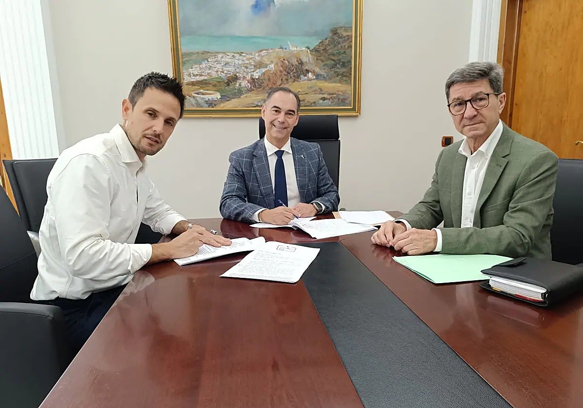 Mayor of Benalmádena (c) signs the new agreement.