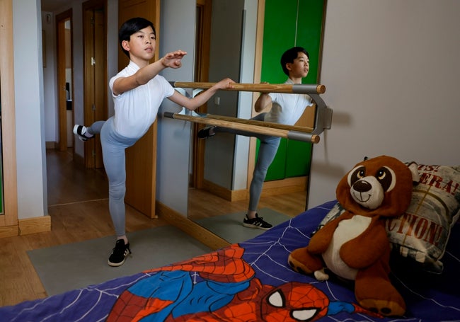 Noah Torrón, at the barre he has in his bedroom to do his exercises.