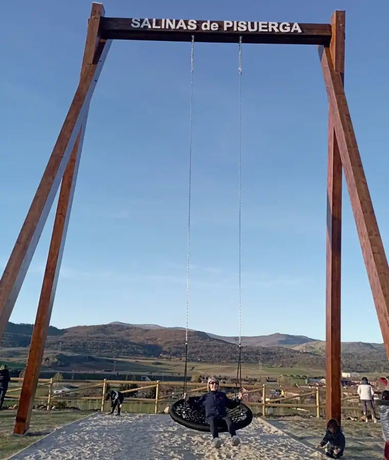 The first to try out the new swing in Salinas de Pisuerga, in the province of Palencia.