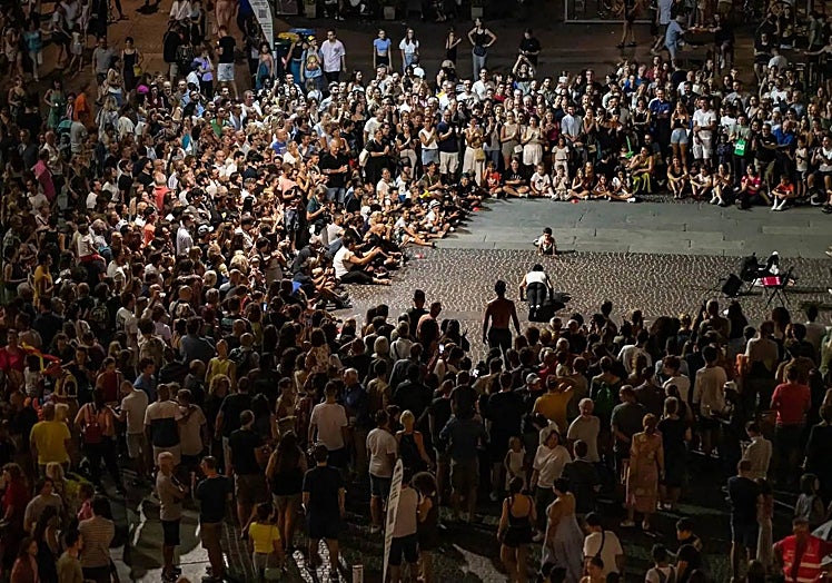 The Italian square, packed to capacity, during one of Jesús Soria's performances, before the finale.