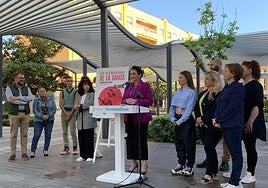 Margarita del Cid announces the dance day activities.