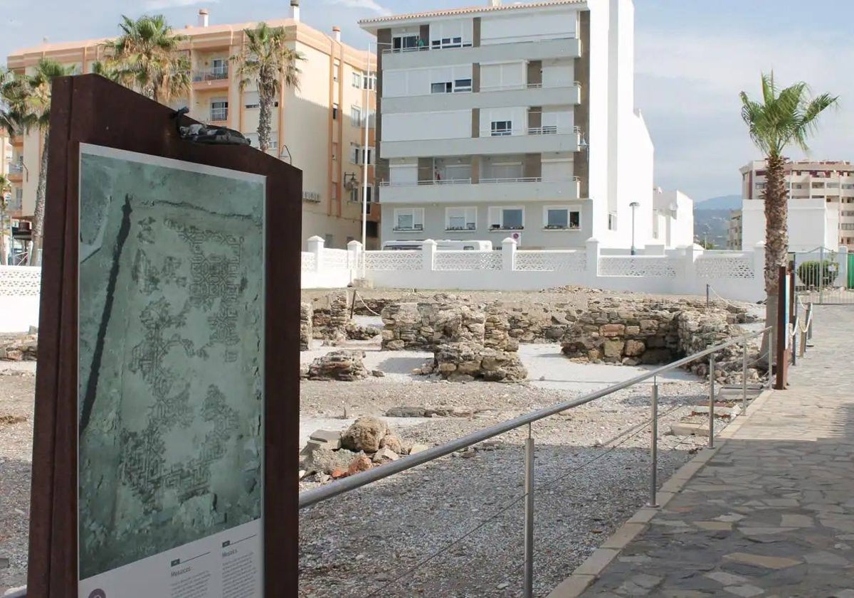 Imagen principal - A series of mosaics were discovered under Torrox lighthouse which was built in 1864