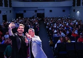 Selfie of author Javier Castillo and SUR journalist Francisco Griñán yesterday at SUR's Aula de Cultura event, sponsored by Fundación Unicaja and Cervezas Victoria.