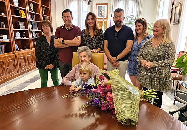 Josefa, seated, with her great-grandson and accompanied by her family and the mayor of Mijas.
