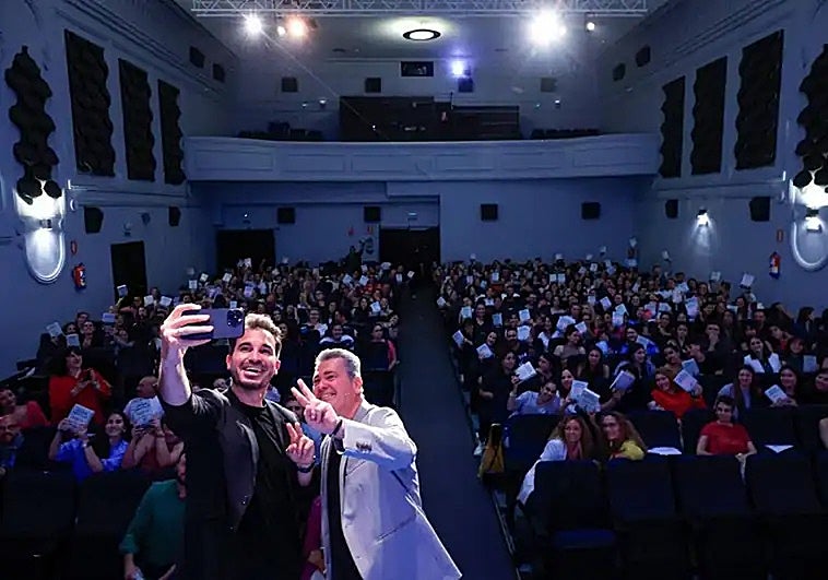 Selfie of author Javier Castillo and SUR journalist Francisco Griñán yesterday at SUR's Aula de Cultura event, sponsored by Fundación Unicaja and Cervezas Victoria.